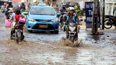 Banjir Rendam Jalan Jatibening Kincan Bekasi