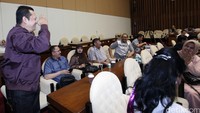 Ketua Fraksi Komisi III DPR RI Bambang Soesatyo memberi hormat kepada anggota DPR dari Golkar sebelum rapat pleno dimulai.