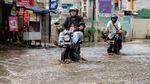 Banjir Rendam Jalan Jatibening Kincan Bekasi