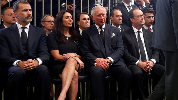 Pangeran Charles duduk di sebelah Presiden Prancis Francois Hollande (REUTERS/Ronen Zvulun)