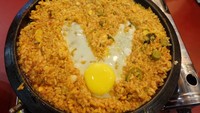 Sisa keju di pan dapat dicampurkan nasi untuk menu Fried Rice. Nasi putih diberi potongan rumput laut (gim), kimchi, dan sedikit mentega. Kemudian bahan nasi goreng kimchi ini dimasukkan ke dalam pan. Dipanaskan kembali sambil diaduk oleh seorang pramusaji. Terakhir, dituangkan telur pada bagian tengah nasi goreng.