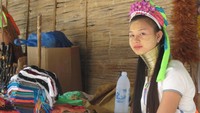 Nama gadis ini adalah Mano, penjual suvenir. Lehernya dipasangi gelang logam yang ditambah perlahan bertahun-tahun sampai panjang (Fitraya/detikTravel)