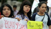 Dalam aksinya, mereka menuntut pemerintah untuk menghentikan proyek reklamasi Teluk Jakarta dan Teluk Benoa serta seluruh proyek penguasaan wilayah pantai oleh swasta dengan dalih reklamasi.