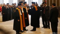 Ketua MA Hatta Ali menyematkan pin hakim agung usai pengambilan sumpah.