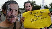 Dalam aksinya, massa memakai topeng Gubernur DKI Jakarta Basuki T Purnama dan Menko Kemaritiman Luhut B Pandjaitan.