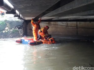 Kadis Kebersihan DKI: Sudah Ada SOP Pakai Pelampung pada Petugas di Sungai