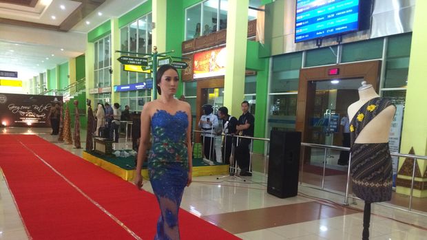  Pameran busana batik di Bandara Adi Soemarmo Solo. Foto: Muchus Budi R/detikcom