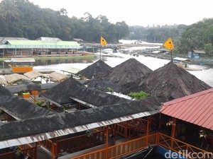 Melepas Lelah di Warung Apung Setelah Perjalanan Panjang