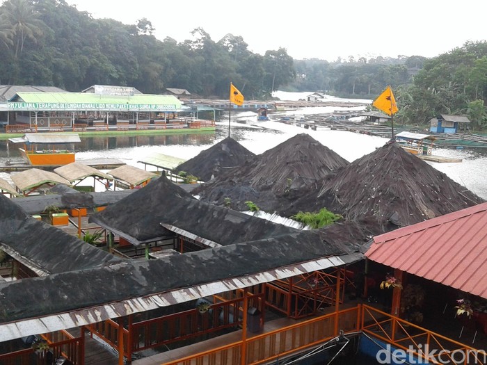 Melepas Lelah di Warung Apung Setelah Perjalanan Panjang