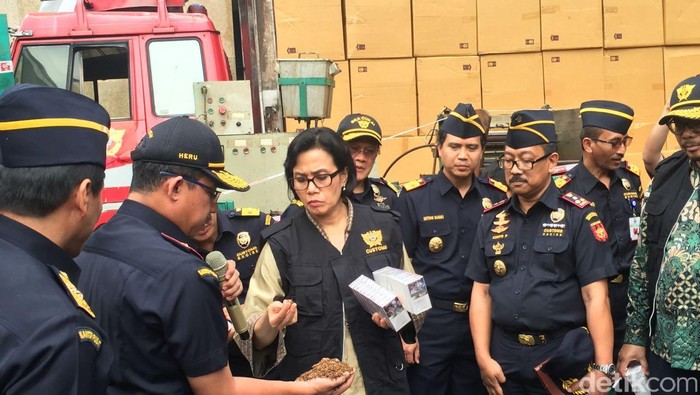 Lihat Rokok Palsu, Sri Mulyani: Persis Banget Ya