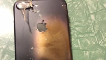 Kroopthesnoop menduga ada sesuatu yang terjadi saat proses pengiriman. Ia pun berencana melaporkan kejadian ini ke AppleCare, demikian dilansir dari laman BGR, Jumat (30/9/2016). Foto: Reddit/Kroopthesnoop