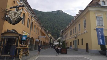 Rumania: Meski terbilang masih mempertahankan sikap tradisional terhadap keluarga dan pengasuhan anak, Rumania mencapai tingkat kesuburan terendah 1,27 pada tahun 2002 dan tak bertambah sejak itu. Negara ini memiliki lebih sedikit akses ke pusat dan layanan pengasuhan anak, dikombinasi kurangnya sumber daya keuangan yang memadai karena gaji rendah, harga rumah tinggi, sehingga memengaruhi sebagian besar keputusan pasangan untuk memiliki anak. Foto: Kota di Rumania