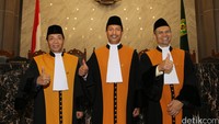 (kiri-kanan) Panji Widagdo, Ibrahim dan Edi Riadi berfoto bersama usai dilantik olek Ketua MA Hatta Ali.