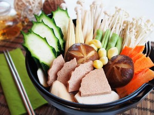 Hari Ini Enaknya Masak Hot Pot Ayam dan Udang yang Hangat Gurih