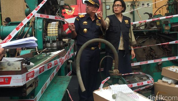 Sri Mulyani cek mesin pembuat rokok ilegal