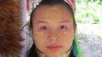 Mano memakai baju putih yang artinya belum menikah. Rambutnya berhias manik-manik dan bunga, sementara wajahnya diberi riasan tradisional (Fitraya/detikTravel)