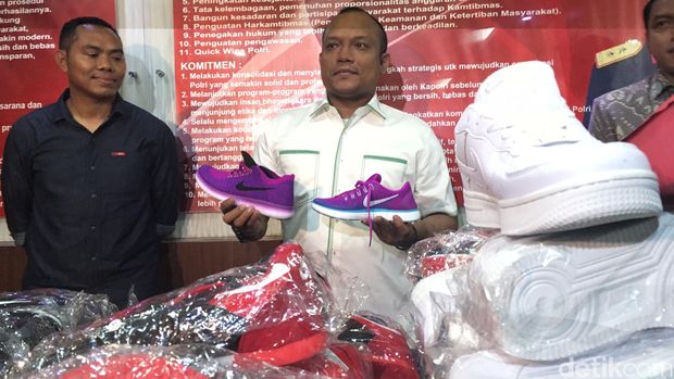 Polda Metro Sita Ribuan Sepatu Nike Palsu Buatan China di Penjaringan/ IST