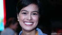 Eva Celia selalu tersenyum saat berpose di depan kamera. Pool/Ismail/detikFoto.
