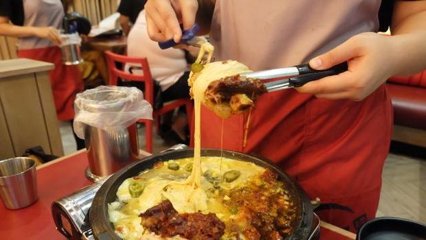 Yuk, Ngemil <i>Chicken Wings</i> Berbalut Keju dan Saus Thailand Malam Ini!