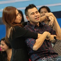 Wanita 32 tahun itu kemudian kembali dikabarkan dekat dengan salah satu finalis Indonesian Idol, Husein Alatas. Selain Husein, Ayu juga sempat dirumorkan dekat dengan Raffi Ahmad dan Tarra Budiman. Foto: Gus Mun/detikHOT
