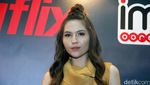 Olivia Jensen Tampil dengan Rambut Cepol