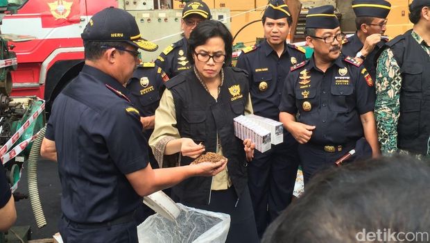 Menteri Keuangan Sri Mulyani cek rokok palsu