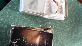 Ponsel tersebut dalam kondisi rusak parah. Bagian layar menganga bodi belakangnya membengkok. Terlihat bekas bakar di bodi iPhone 7 dan di kotak kemasan ponsel ini. Foto: Reddit/Kroopthesnoop