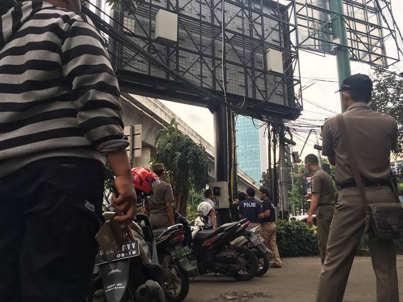 Videotron yang tayangkan video bokep dipasang garis polisi (Foto: Mei Amelia/detikcom)