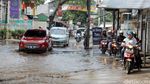 Banjir Rendam Jalan Jatibening Kincan Bekasi
