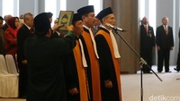 Panji Widagdo, Ibrahim dan Edi Riadi saat diambil sumpah. Ketiganya menjadi hakim agung usai proses panjang dari rekrutmen di KY dan fit and proper test di DPR.