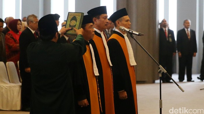 Tiga hakim agung resmi dilantik Mahkamah Agung (MA) di Gedung MA, Jakarta, JUmat (30/9). Ketiganya yakni, Panji Widagdo, Ibrahim, dan Edi RIadi.