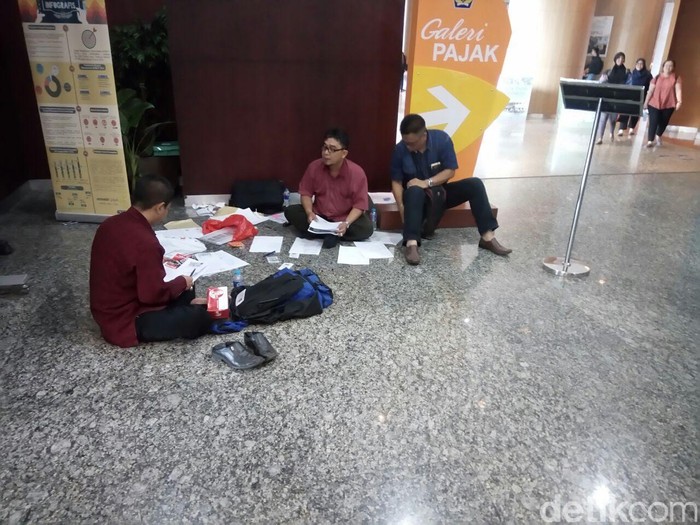 Sambil Duduk di Lantai, Peserta Tax Amnesty Makan Siang Gratis