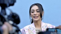 Celine tampak berseri-seri saat menceritakan hubungannya dengan Stefan William. Pool/Noel/detikFoto.