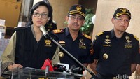 Sri Mulyani mengumumkan kenaikan tarif cukai rokok dengan didampingi Dirjen Bea dan Cukai Heru Pambudi.