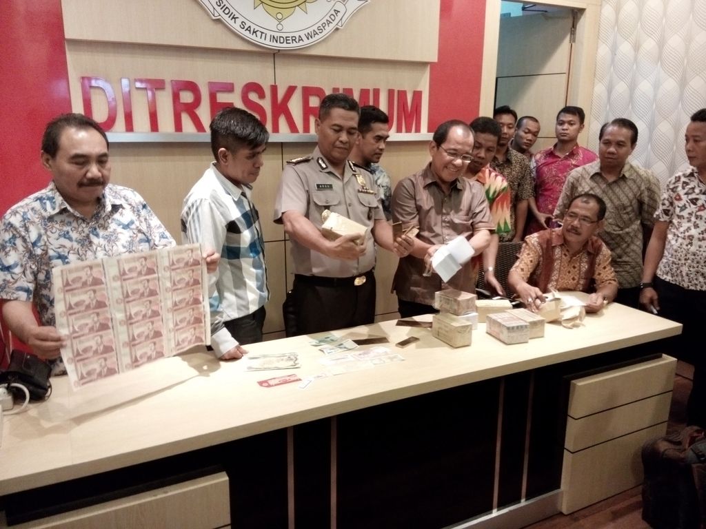 Barang bukti yang dibawa korban penipuan Dimas Kanjeng
