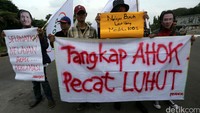 Mereka menuntut Ahok ditangkap dan Luhut dipecat karena menyetujui reklamasi Teluk Jakarta.