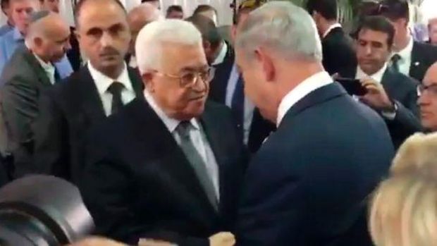 Mahmoud Abbas dan Benjamin Netanyahu berjabat tangan saat menghadiri pemakaman Shimon Peres (AFP)