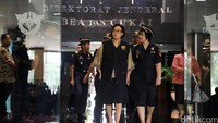 Sri Mulyani meninggalkan kantor Direktorat Jenderal Bea dan Cukai usai memberikan pengumuman.