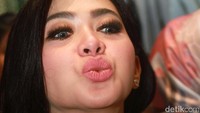 Syahrini tampil dengan choker bertahta berlian yang melekat di lehernya. Pool/Gus Mun/detikFoto.