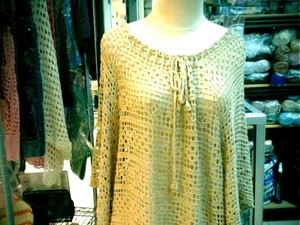 Asyiknya, Para Wanita Ini Bisa Dapat Penghasilan Dari Hobi Merajut