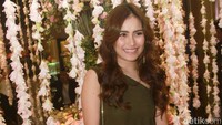Lucu sih, dulu aku merasa cantik dan modis. Tapi semodis-modisnya zaman dulu, kalau dilihat sekarang berbeda banget. Tetap kelihatan katro, ujarnya saat ditemui di Fashion Show Rinaldy Ayunardi, Grand Indonesia, Thamrin, Jakarta Pusat, Kamis (29/9/2016) malam. Pool/Gus Mun/detikFoto.