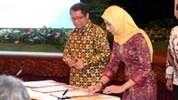 Menkominfo Rudiantara dan Direktur Utama PT. Penjaminan Infastruktur Indonesia (Persero) Sinthya Roesly menandatangani naskah perjanjian kerjasama, perjanjian jaminan, perjanjian regres proyek jaringan serat optik Palapa Ring Timur di Istana Negara, Jakarta. Pool/Dok PII.