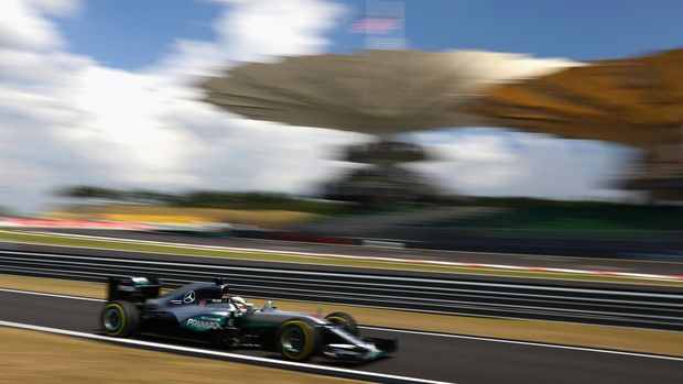 Pebalap Lewis Hamilton di Sepang tahun 2016