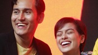 Saat berpose bersama Arifin, putri musisi jazz Indra Lesmana itu tampak tertawa lepas. Pool/Ismail/detikFoto.