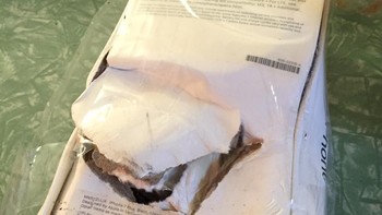 Kasus meledaknya iPhone 7 dialami oleh seorang pengguna forum Reddit bernama Kroopthesnoop. Jadi ceritanya, ia memesan iPhone 7 varian matte black secara online. Foto: Reddit/Kroopthesnoop