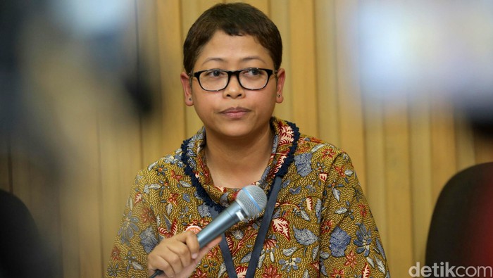 KPK kembali menetapkan tersangka baru dalam kasus pengadaan e-KTP di Kemendagri. Tersangka baru yang ditetapkan yaitu mantan Dirjen Dukcapil bernama Irman.