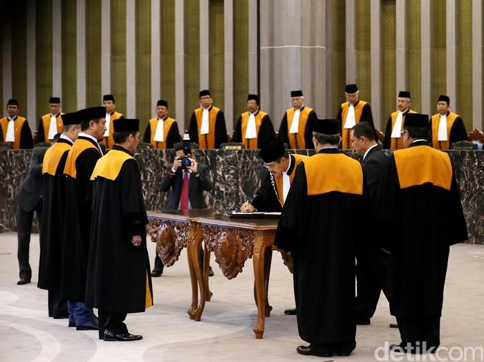 Tiga hakim agung resmi dilantik Mahkamah Agung (MA) di Gedung MA, Jakarta, JUmat (30/9). Ketiganya yakni, Panji Widagdo, Ibrahim, dan Edi RIadi.