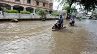Selain mengganggu lalu lintas, banjir tersebut juga menjadi penyebab rusaknya jalan.