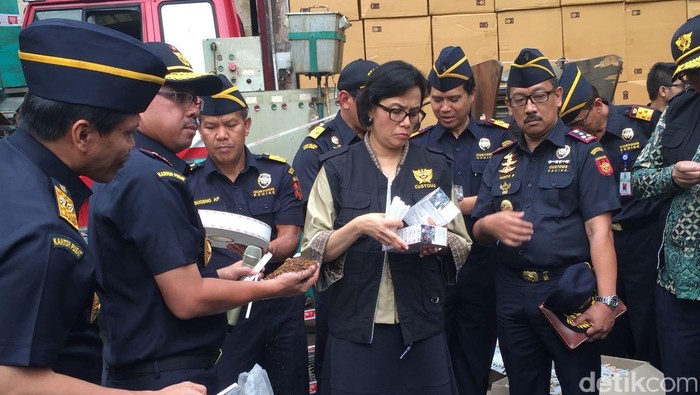 Sri Mulyani Musnahkan 11 Juta Batang Rokok Ilegal