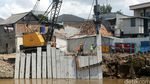 Pemasangan Turap Kali Ciliwung Dikebut